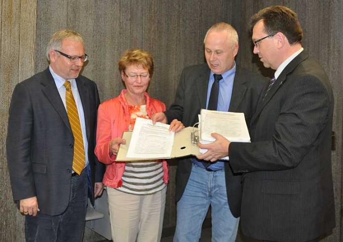 Bürgermeister Manfred Kirr (2.v.r.) bei der Übergabe der Unterschriftenlisten an Landrat Clemens Körner (r.)